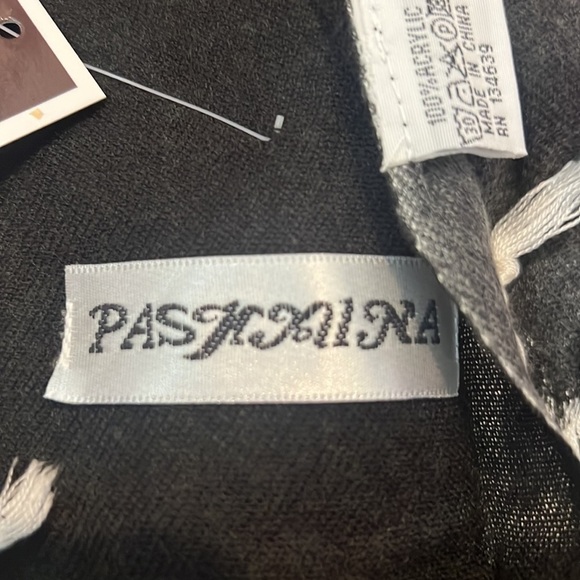 NWT Women's Pashmina‎ Shawl, Scarf  Measure 70.8'X27.5' - Picture 5 of 6